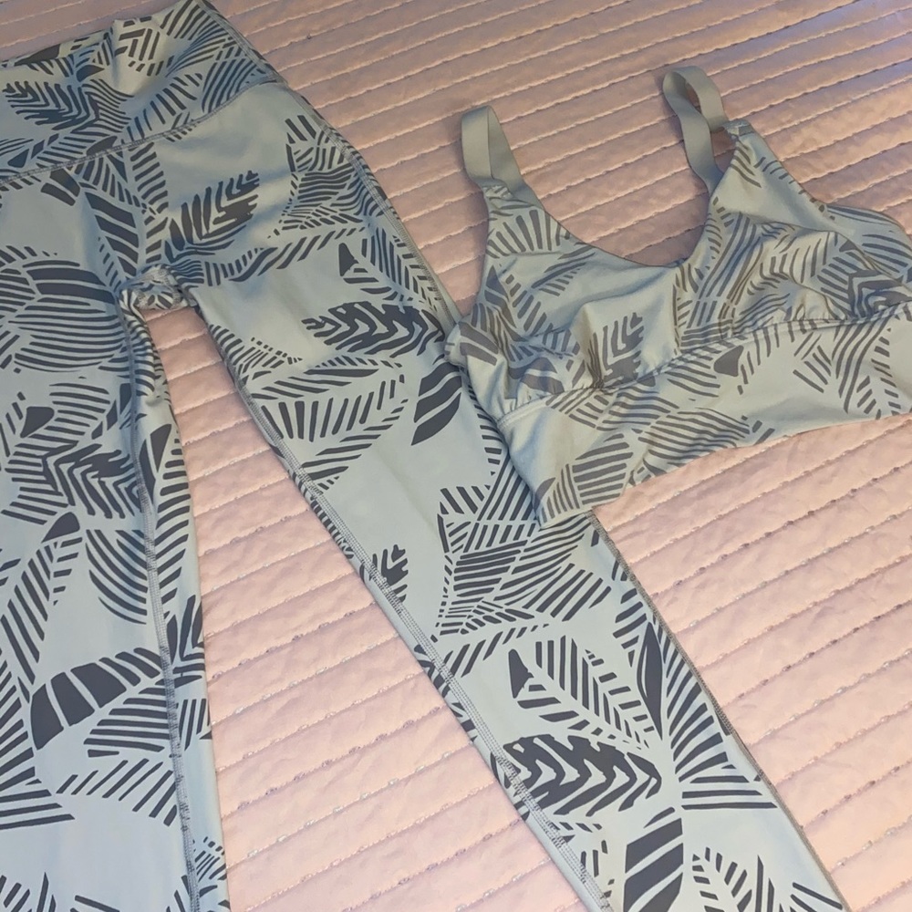 Aerie Blue and Black Leaf Print Leggings